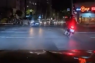 Kırmızı ışıkta geçen otomobil motosiklete çarptı