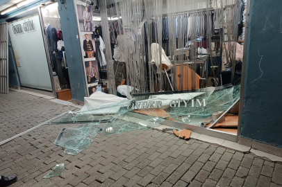 Direksiyon hakimiyetini kaybeden sürücü dükkana girdikten sonra firar etti