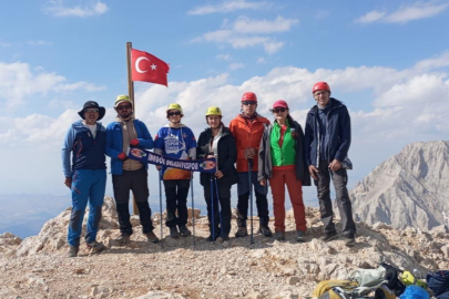 İnegöl Belediyesi dağcıları 30 Ağustos Zafer Bayramı için tırmandı
