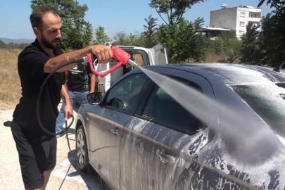 Sokakta gördüğü kirli araçları habersizce yıkıyor...Araç sahiplerine sürpriz yapıyor