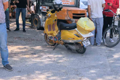 İki otomobil ile çarpışan motosiklet sürücüsü yaralandı