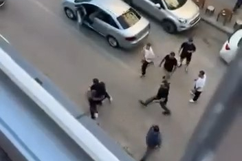 Trafik durdu, cadde ringe döndü.. O anlar kamerada
