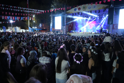 YENİŞEHİR, BİBER FESTİVALİ’NİN İLK GÜNÜNDE BALKAN PANAYIRIYLA COŞTU  BALKAN EZGİLERİ YENİŞEHİR’DE YANKILANDI