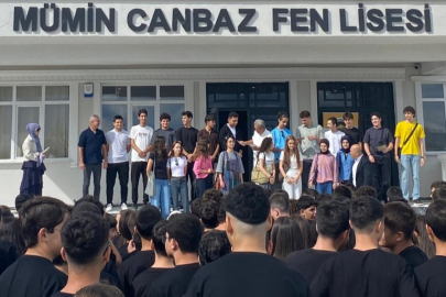 Başarılı öğrencilere okullarının ilk gününde tablet ve telefon sürprizi