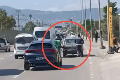 Bursa'da motokuryeden arızalanan otomobili itmek için ilginç yöntem