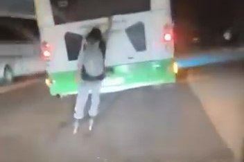 Otobüsün arkasına tutunarak patenle yolculuk etti