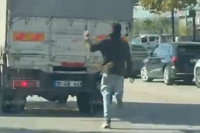 Bursa'da kamyonetin arkasına çıktı, canını hiçe saydı