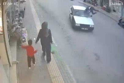 Bursa'da Tofaş otomobil yayaya çarptı: O anlar kamerada