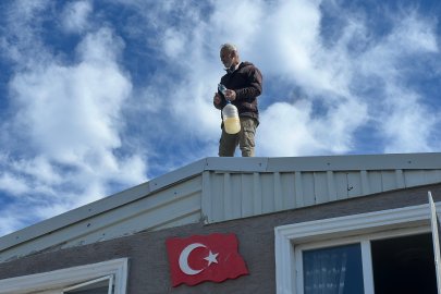 Mudanya'da yıkım krizi: Ev sahibi çatıya çıktı