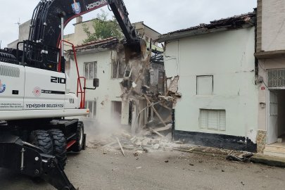YENİŞEHİR’DE METRUK BİNALAR TEK TEK YIKILIYOR