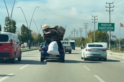 Bursa’da otomobilin üzerine yüklediği kartonlarla trafikte ilerledi