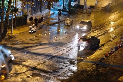 Bursa’da kaza sonrası yola saçılan meyveleri vatandaşlar topladı