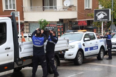 Nilüfer’de kaldırım ve yolları işgal eden tabelalar toplandı