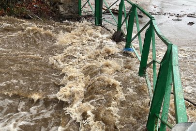Bursa'da sağanak yağış dereleri taşırdı: Cumalıkızık'ta köprü sular altında kaldı