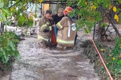 Bursa'da selde mahsur kalan aile itfaiye ve jandarma tarafından kurtarıldı
