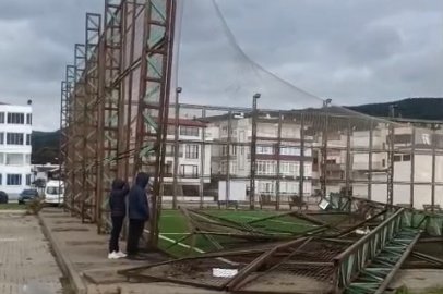 Bursa’da fırtına halı sahanın direklerini yıktı