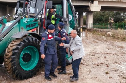 Bursa’da su taşkınında mahsur kalan vatandaşı jandarma kurtardı