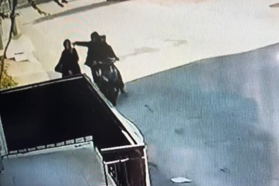 Telefonla konuşurken kapkaça uğradı : O anlar kamerada