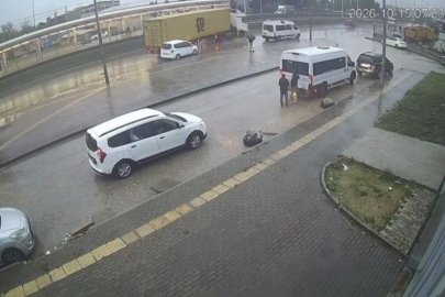 Bursa'da tırın dorsesi kontrolden çıktı...Kaza anı kamerada