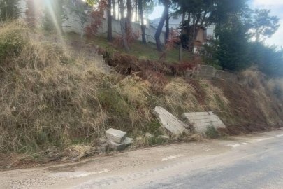 Bursa'da yağışlar istinat duvarını yıktı, duvar parçaları yola düştü