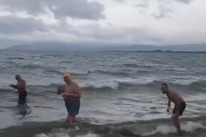 İznik Gölü'nde soğuğa ve dalgalara inat böyle yüzdüler