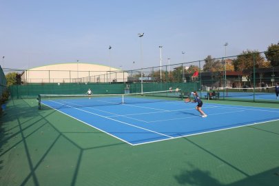 Cumhuriyet coşkusu tenis kortlarına taşındı