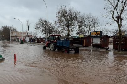 Karacabey'de yollar göle döndü, denize çıkamayanlar evlerinin önünden balık tuttu