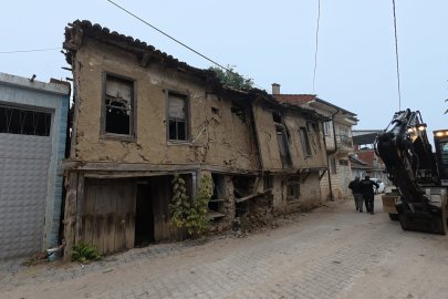 Yenişehir’in kırsal mahallelerindeki metruk binalar da yıkılıyor