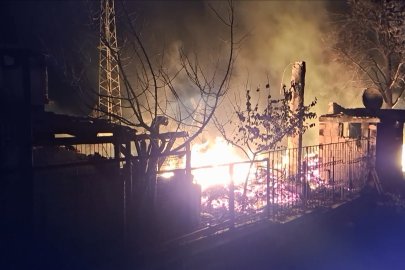 Bungalov yangını korkuttu, alevler ormana sıçramadan söndürüldü