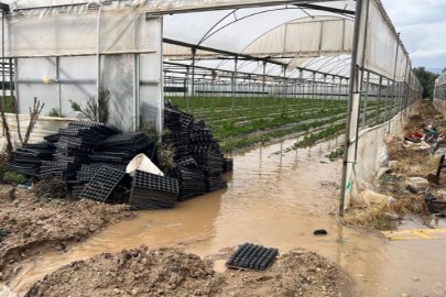 Mersin’de şiddetli yağış: İlçelerde yollar ve tarım alanları su altında kaldı