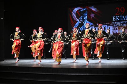 Bursa'da Cumhuriyet'in 103'üncü yılı Tayyare Kültür Merkezi'nde coşkuyla kutlandı