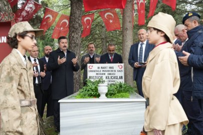 Çanakkale Boğazı'nı geçmek isteyen Fransız Denizaltısını batırmıştı, mezarı başında anıldı