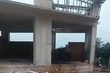 İnşaatın ikinci katından düşen işçi yaralandı