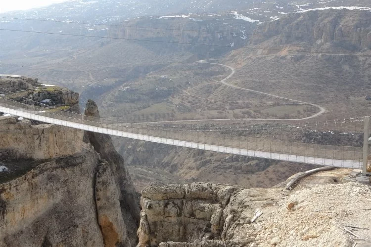 242 metre yükseklikteki cam köprü ve seyir terası depremde dimdik ayakta kaldı