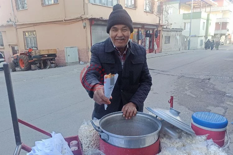 73 yaşında 30 yıldır sokak sokak gezerek nohut satıyor