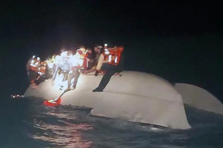 80 düzensiz göçmenin bulunduğu tekne battı