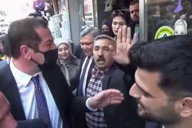 Ahmet Davutoğlu'na tepki: "Sen devlet hainisin"