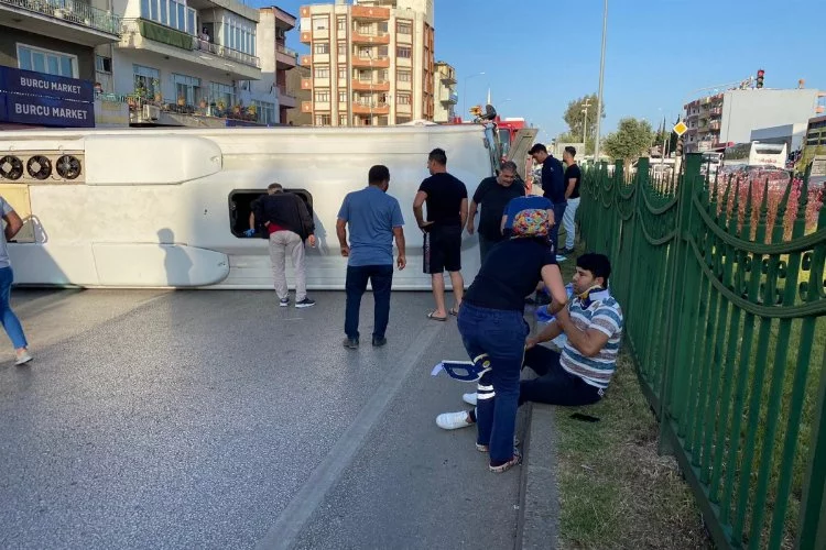 Antalya'da servis aracı otomobille çarpıştı: 12 yaralı