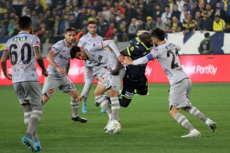 Başakşehir finalde Fenerbahçe'nin rakibi oldu!