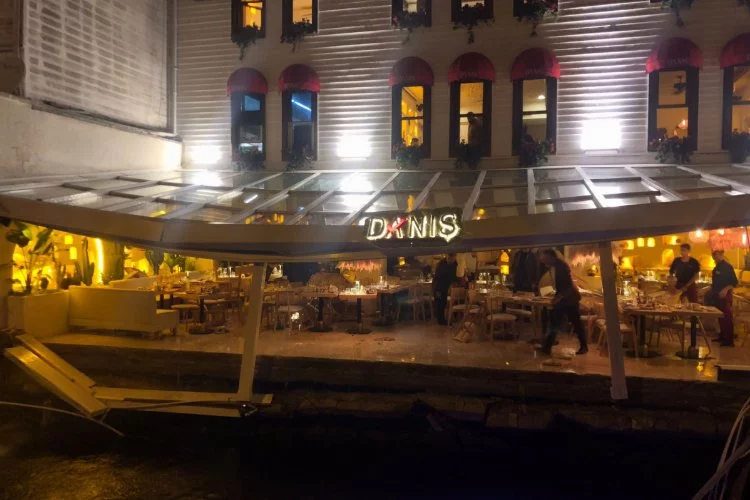 Beşiktaş'ta restoranın balkonu çöktü, denize düşenleri itfaiye kurtardı