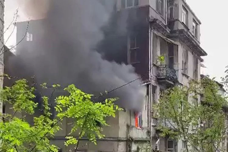 Beyoğlu'da arkadaşına kızan genç evi ateşe verdi