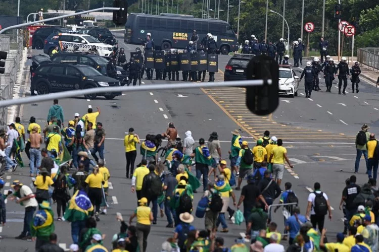Brezilya'da Bolsonaro destekçileri Ulusal Kongre'yi bastı