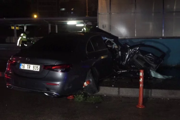 Bursa'da 3 gencin lüks otomobilde hayatını kaybettiği kaza kamerada