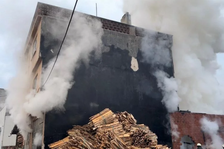 Bursa’da 3 katlı apartmanın altında bulunan kereste deposu alev alev yandı