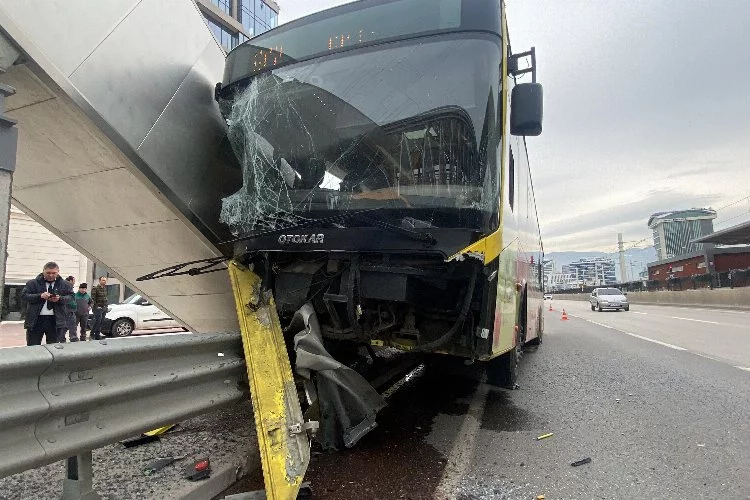 Bursa'da belediye otobüsü bariyerlere ok gibi saplandı: 1'i ağır 5 yaralı