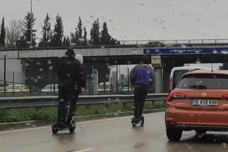 Bursa'da gençlerin tehlikeli scooter yolculuğu kamerada