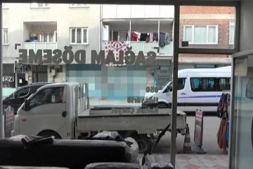Bursa’da hızla ilerleyen minibüs 2 kişiye çarptı, kaza anı kameralara yansıdı