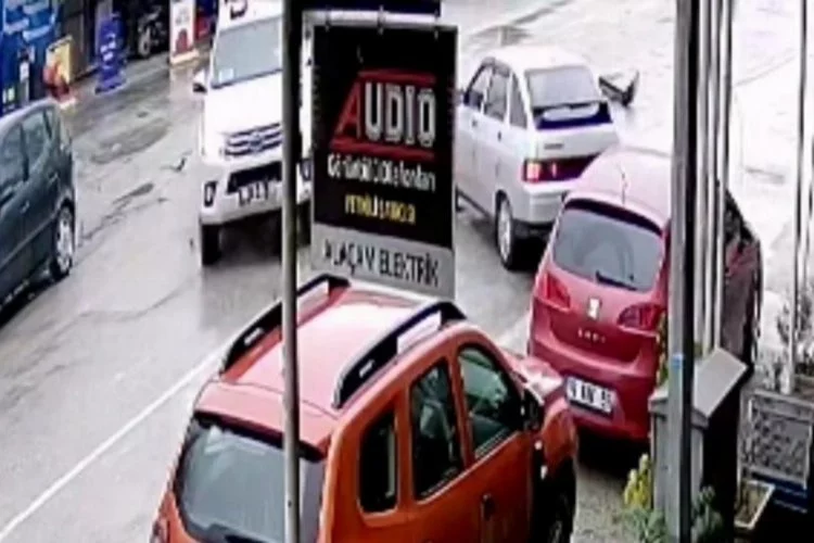 Bursa'da kamyonet ile otomobil çarpıştı