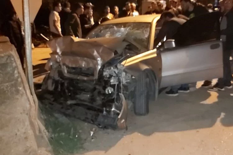 Bursa'da kontrolden çıkan otomobil beton duvara çarptı: 4 yaralı