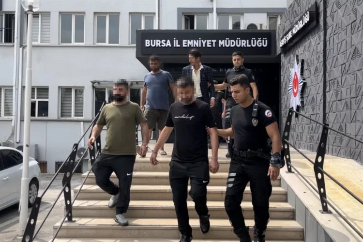 Bursa’da polis ekiplerinden aranan şahıslara şafak baskını: 21 gözaltı
